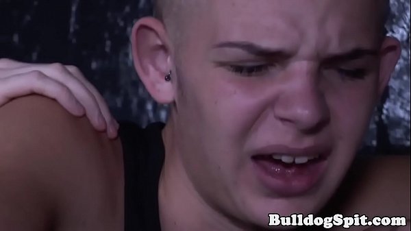 Giovane ragazzo pompinaro analizzato con un grosso cazzo