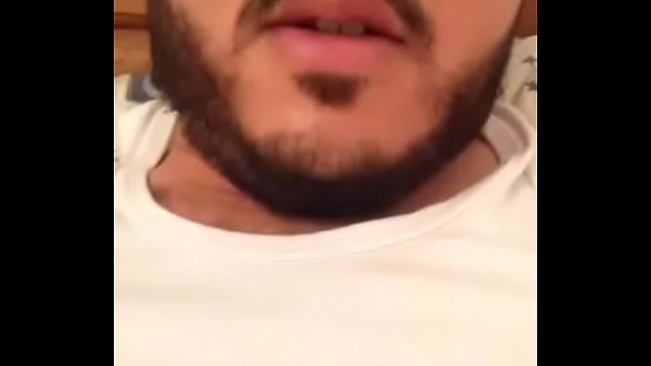 Kerl zeigt seinen Schwanz vor der Kamera