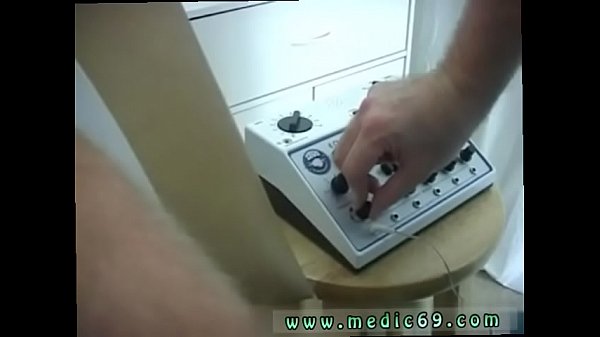 Cheveux porno gay extrêmes En utilisant un peu plus de lubrifiant, le doc est retourné à