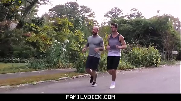 FamilyDick - O padrasto muscular tatuado mais velho treina o enteado virgem no pau grosso