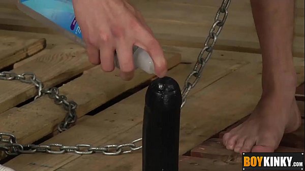 brinquedo Skyler brincando com sua bunda e amando um vibrador enorme