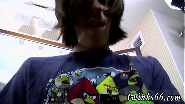 Pornô de menino muito fofo pela primeira vez que Tyler adora brincar de urinar,