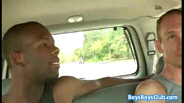 Riesiger schwarzer Hengst, der einen weißen, schwulen, muskulösen Kerl züchtet 11