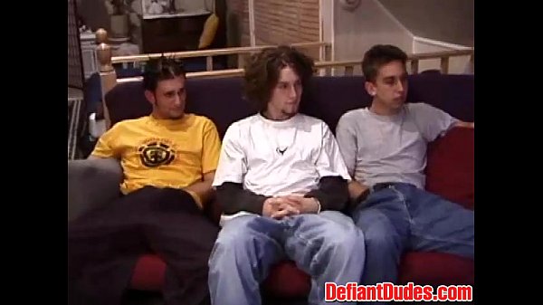 Adam và hai người bạn của anh ấy đang thực hiện hành động bú cặc