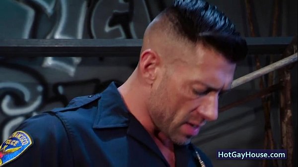 पुलिस को मुख-मैथुन देना