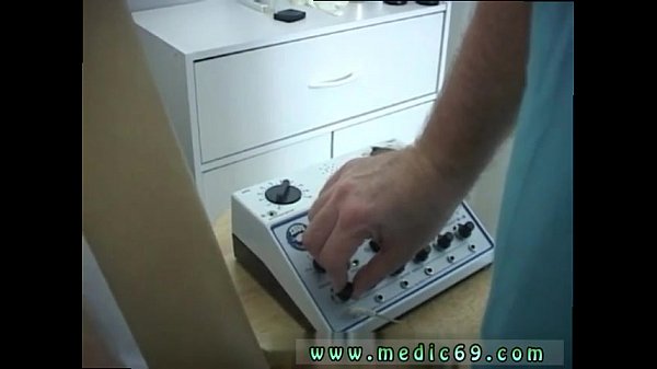 Junger Junge zieht seine Schwulenpornovideos aus. Nach kurzer Zeit