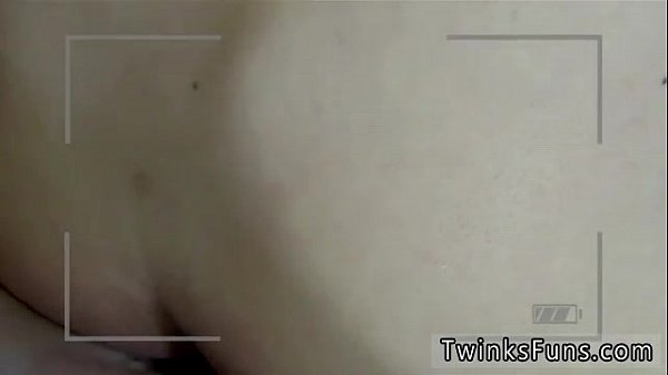 Movietures de sexo gay masculino desnudo. Llegó para su primer taladro húmedo.