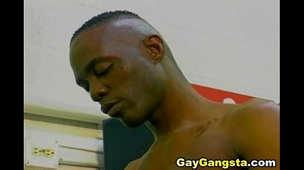 दो आबनूस समलैंगिकों द्वारा कट्टर गुदा चोदन