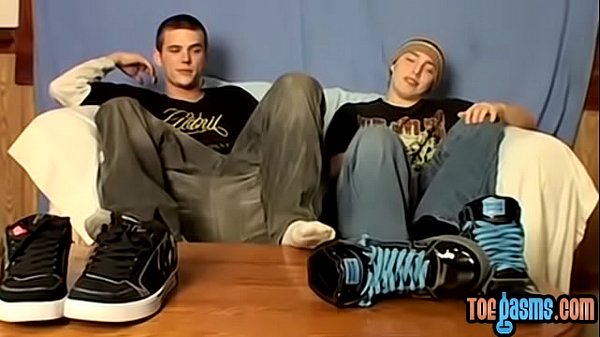 Devianti diciottenni accarezzano le dita dei piedi mentre si masturbano insieme