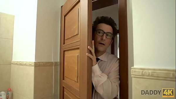 DADDY4K. सौतेले बेटे की उत्तम दर्जे की GF के साथ सेक्स गंदे पिता को अच्छे संभोग सुख की ओर ले जाता है