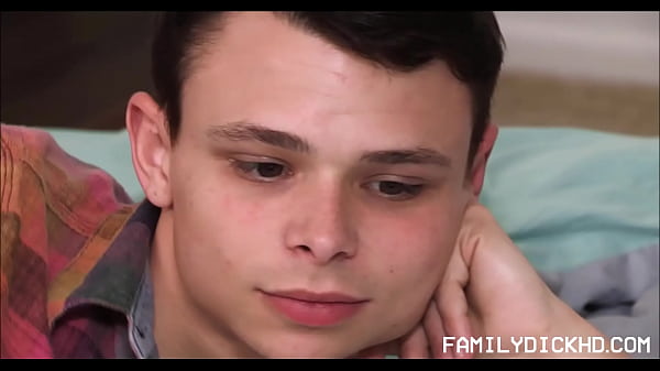 Twink hijastro follado por su padrastro después de encontrar porno casero de su padrastro - Austin Lock, Alex Killian