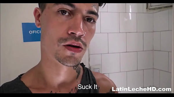 Amateur-Bad Boy aus spanischem Latino bezahlt Bargeld für Dreier in öffentlicher Toilette, POV