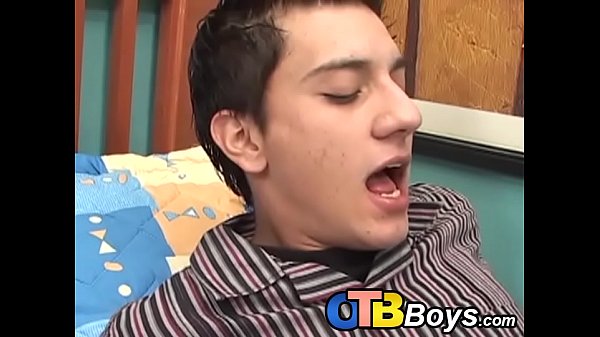 I ragazzi latini fanno a turno inchiodando i loro culi in profondità