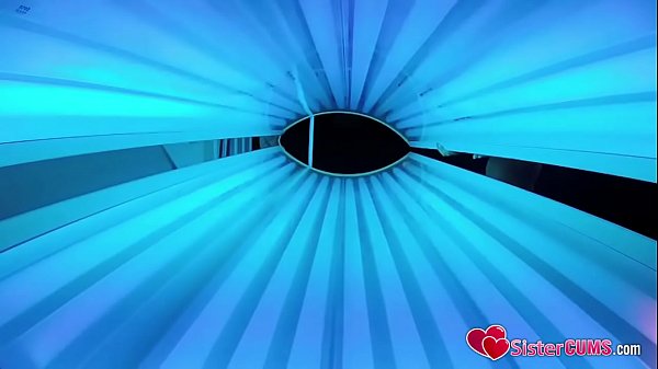 SisterCums - Demi-soeur bronzant son cul avec des rayons UV