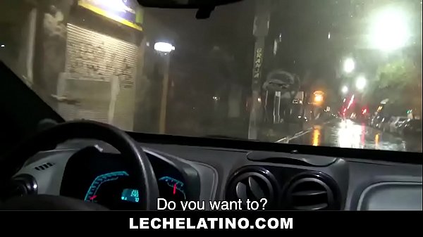 Joven taxista latino toma una polla CRUDA y la chupa