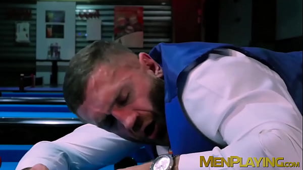 穿着优雅西装的大块头在被鸡巴打耳光后被猛烈地殴打