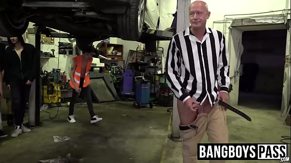 परिपक्व आदमी को कार की दुकान के कर्मचारियों द्वारा झुकाया और ड्रिल किया गया