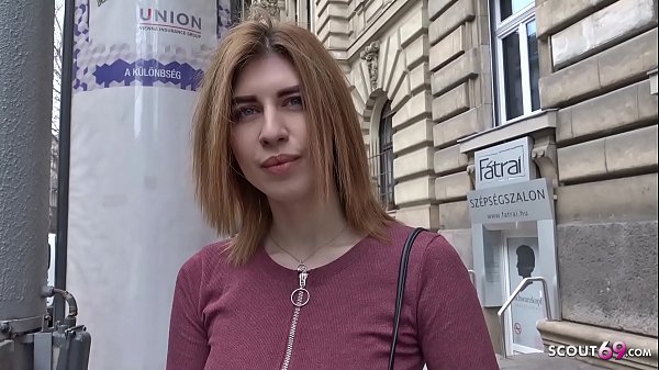 GERMAN SCOUT - Mia, une adolescente rousse baisée lors d'un travail de mannequin