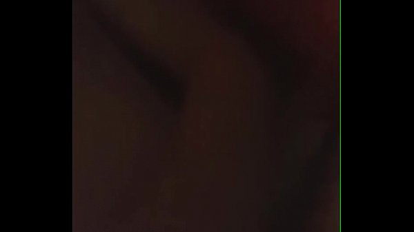 Amateur Mason (Aka Kenni CumDump) lächelt in die Kamera, während er angepisst und ohne Sattel gefickt wird