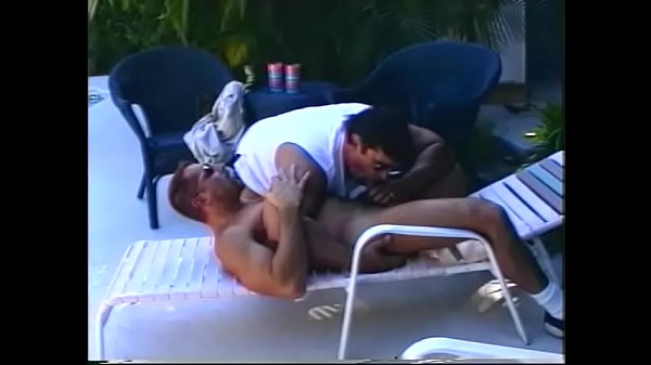 Garanhões sensuais chupam paus e bolas na piscina e rebentam porra