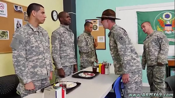 सीधा मांसपेशीय चुंबन और युवा लड़का घबराया हुआ आदमी डिक को छूता है