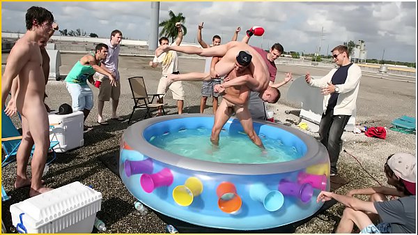 GAYWIRE - Hardcore-Hazing ist das, was es braucht, um ein Bruder in der Bruderschaft zu sein