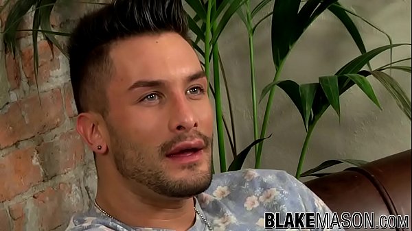 हैंडसम जॉक एंड्रिया सुआरेज़ अपने बड़े मोटे लिंग को खींच रहा है