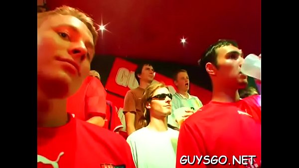 Esos tíos no dudan en sacarse la polla enseguida.