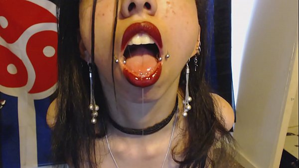 Goth mit rotem Lippenstift sabbert viel und bläst Spuckeblasen nach dir – Spucke-, Speichel- und Lippenstift-Fetisch