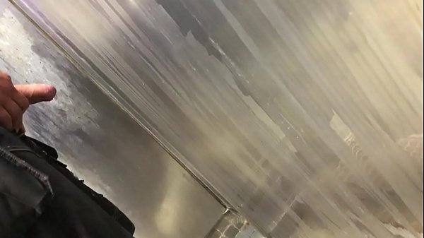 कार्यकर्ता ने मूत्रालय में मेरे बगल में झटके लगाना शुरू कर दिया - बेशक मैंने उसे खत्म कर दिया।