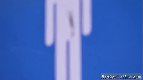 Jeune garçon latino se fait baiser par son camarade gay
