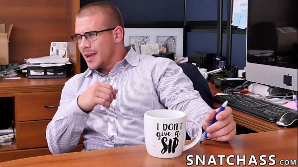 Trois étalons de bureau organisent une fête de sodomie après le travail