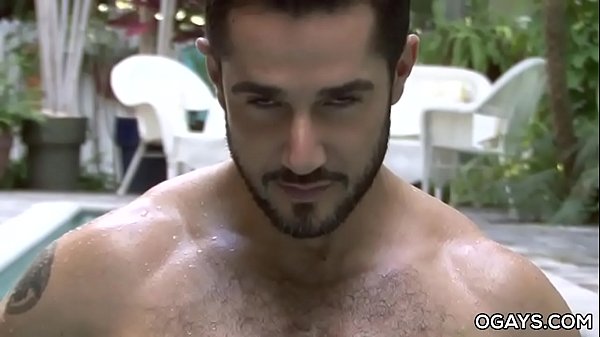 Muskulöser Hengst wichst