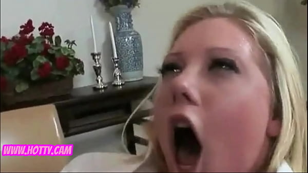 Une vierge catholique blonde en chaleur reçoit son premier orgasme par un missionnaire de l'église avec une grosse bite serrée-vierge-chatte-affamée