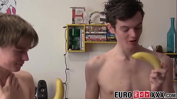 Junge Schnuckel haben harten Analsex im Wohnheim