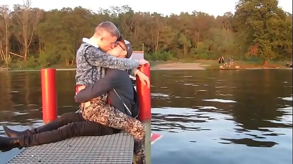 dois gays gostosos se beijam com paixão ao ar livre