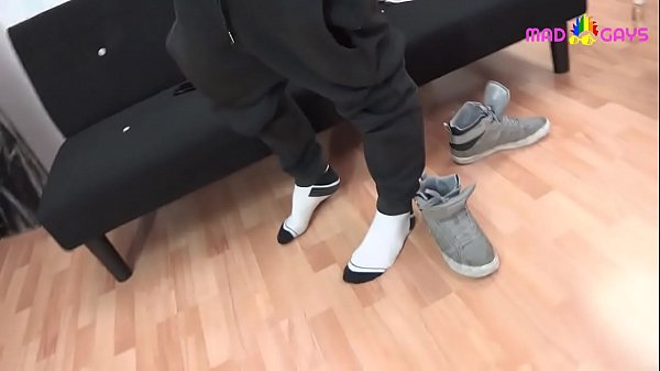 Ragazzo molto bello con un grosso cazzo e grosse palle piene di latte