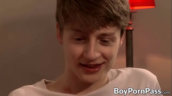 Das enge Arschloch des Bigdick Bottom wird von einem verlockenden Schnuckel zugeschlagen