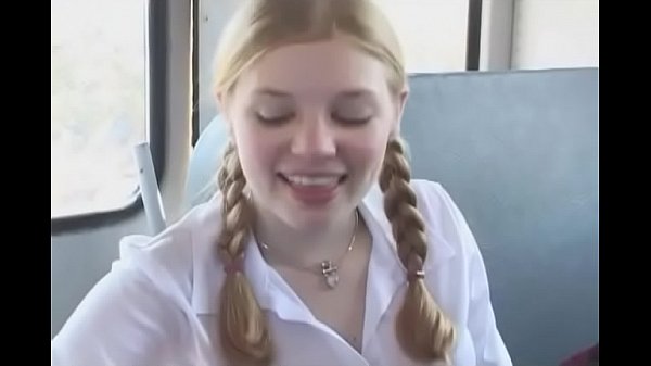 Una sporca adolescente in età legale fa un pompino e si fa scopare la fica pelata