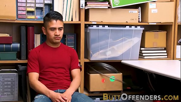 Taccheggiatore violentemente sbattuto