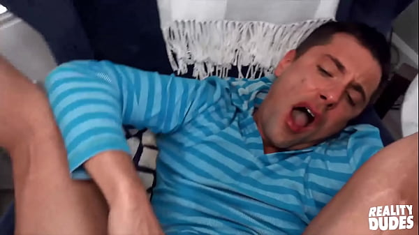 (Wolfie) wird eine stattliche Geldsumme angeboten, um sich in den Arsch ficken zu lassen, die er nicht ablehnt - Reality Dudes