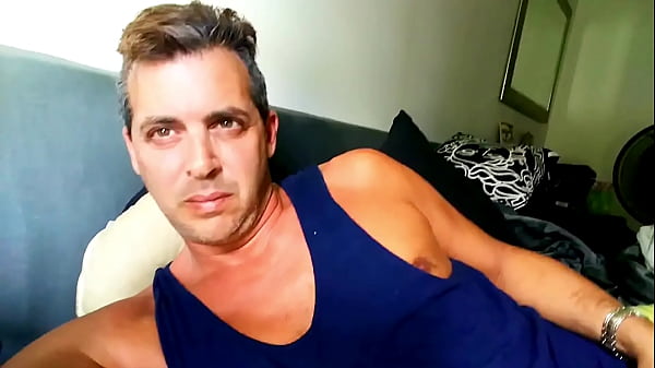 HOT DILF La celebrità maschile Cory Bernstein si MASTURBA, si fa un ditalino sul culo e MANGIA il suo sperma per me!