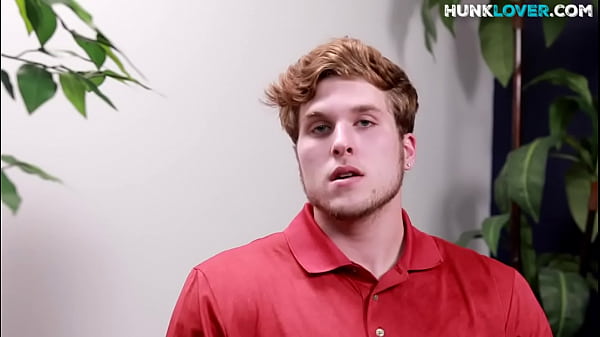 Amatore muscoloso si accarezza il cazzo per ricevere sperma sulla pancia durante una performance da solista