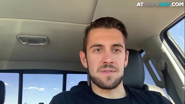 Lo stallone appeso masturba il cazzo al volante