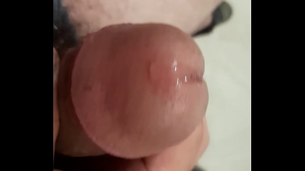 Masturbation juteuse avec grosse bite. Éjaculation finale. Tu peux le sucer s'il te plaît ?
