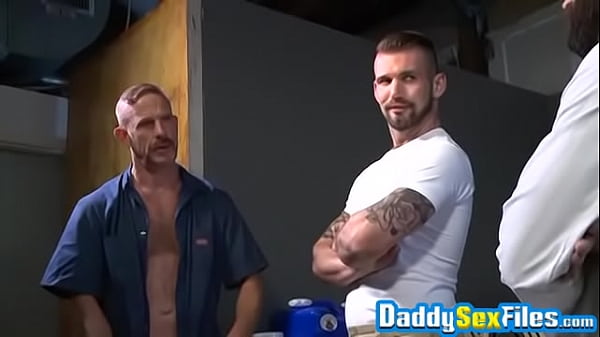 L'arrapato Stephen Harte coperto di sperma dopo una scopata a tre