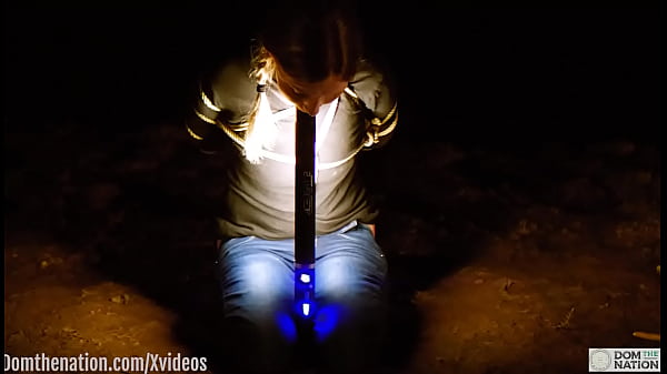 Unterwürfiges Mädchen gibt harten Blowjob, Würgen und Arschlecken an einem Privatstrand im amerikanischen Kernland