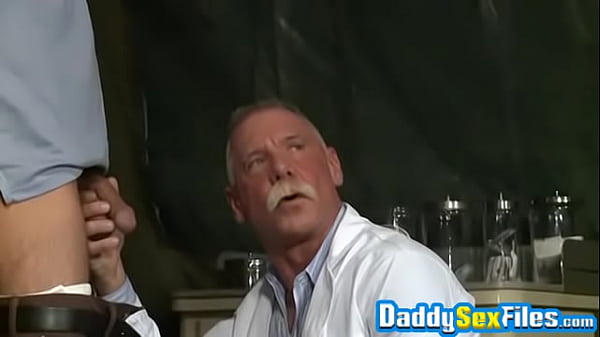 Der Militärmann Tom Nero hämmert seinen Armee-Fetisch-Daddy im Dreier