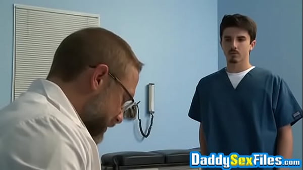 Der große Schwanz Dirk Caber knallt den Twinks nach dem Blowjob in den Arsch