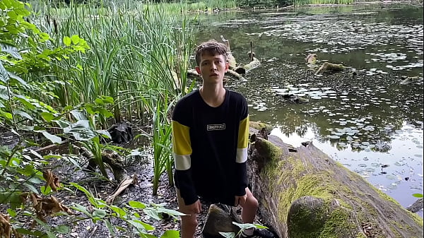 Un adolescent coquin se branle dans un parc public, j'ai failli être attrapé ! / Grosse Bite / Mignon / Grosse Bite /